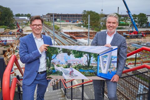Wethouder Stephan Brandligt en Patrick Joosen, directeur van BPD presenteren de plannen voor stationsgebied Delft Campus