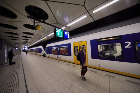 Reizigers op het perron van station Schiphol, foto: ANP
