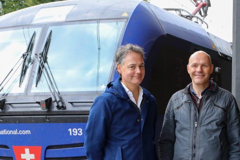 Joost van Opijnen van SVO-Rail en cursusleider Jari Klomp bij de Vectron BR193 voor de training ERTMS, foto: Mieke Wegerif/Lifetime fotografie