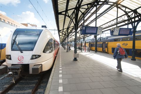 Reizigers op het centraal station in Groningen, foto: ANP