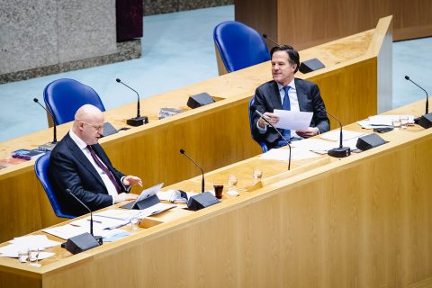 Ferdinand Grapperhaus, demissionair minister van Justitie en Veiligheid, en demissionair premier Mark Rutte tijdens het debat in de Tweede Kamer over de nieuwe spoedwet over de avondklok, foto: ANP