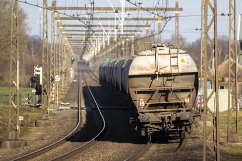 Een goederentrein met wagons voor het vervoer van granen in bulk getrokken door een diesellocomotief van de spoorvervoer Freightliner Poland onderweg tussen Deventer en Hengelo naar de Nederlands - Duitse grens, foto: ANP