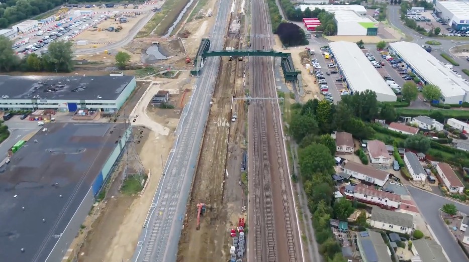 Een nieuwe, tweesporige lijn in Werrington gaat via een onderdoorgang onder de East Coast Main Line door