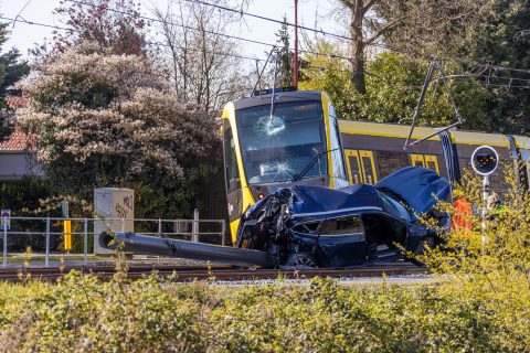 Tram ontspoord na botsing met auto op de Koekoekslaan in Nieuwegein, foto: AS Media
