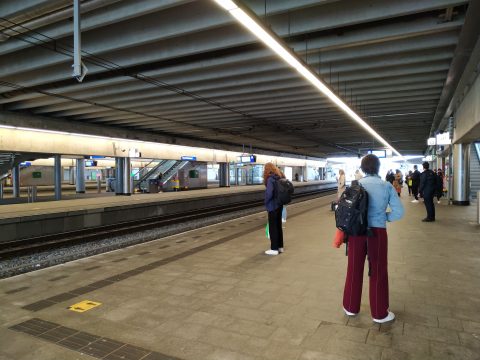 Reizigers op station Utrecht Centraal tijdens de coronapandemie