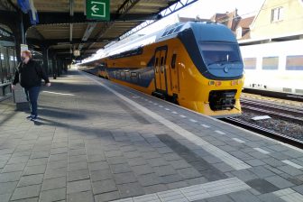 Een trein van NS tijdens corona op station Deventer
