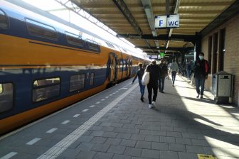 Een trein van NS tijdens corona op station Deventer