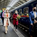 Staatssecretaris Stientje van Veldhoven en de Oostenrijkse minister van klimaat en mobiliteit Leonore Gewessler tijdens de aankomst van de eerste Nightjet op Amsterdam Centraal, foto: ANP