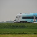Een botsing tussen een personenauto en een Arriva-trein in het Friese Bozum, foto: Arriva