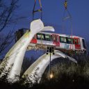 De gestrandde RET-metro wordt in Spijkenisse naar beneden getakeld, foto: ANP