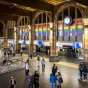 Amsterdam Centraal in regenboogkleuren voor Pride Amsterdam, foto: ANP