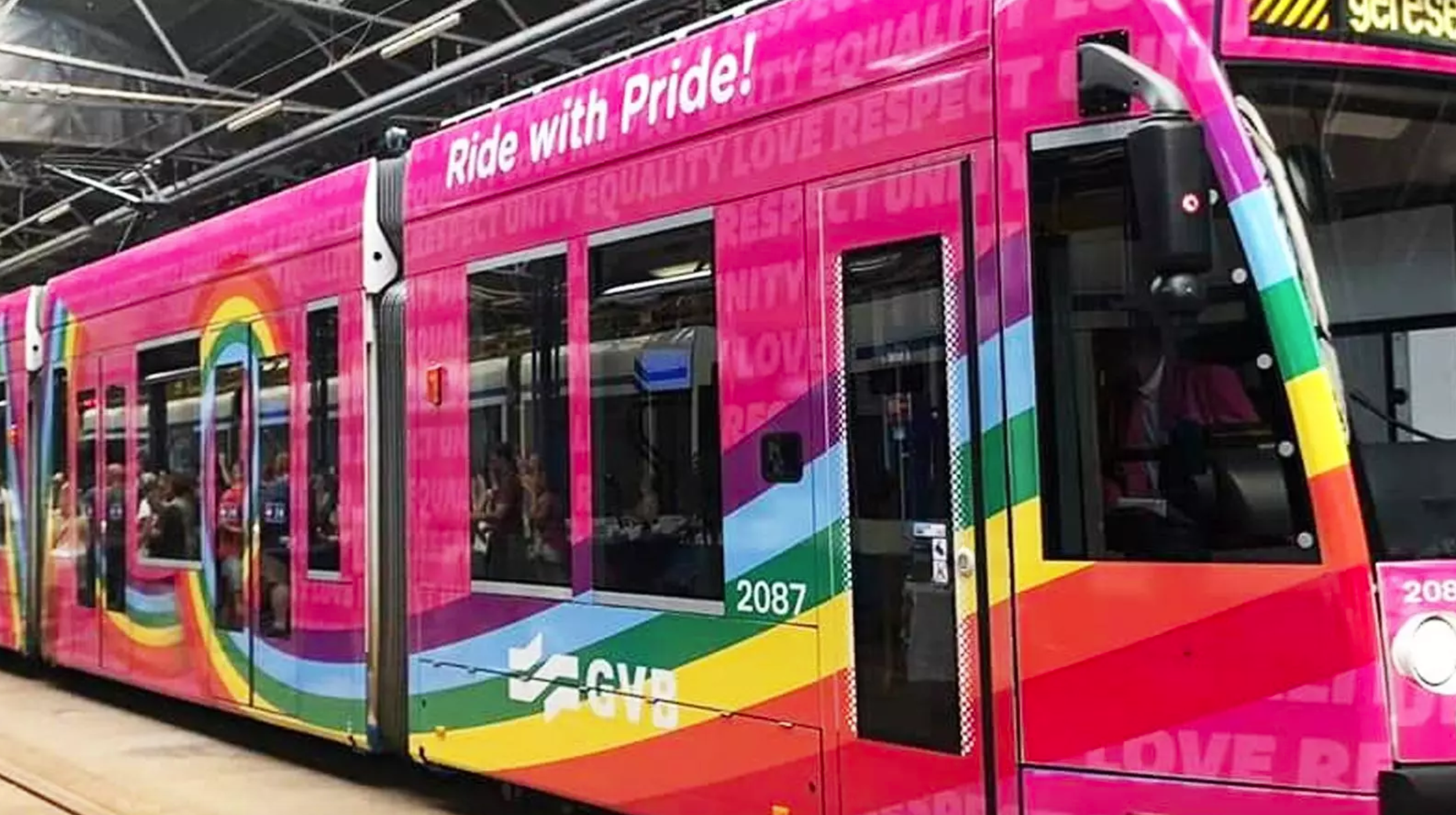Tram GVB in regenboogkleuren voor Pride Amsterdam, foto: GVB