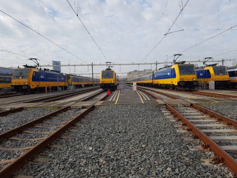 Traxx-locomotieven op emplacement Binckhorst in Den Haag, foto: NS