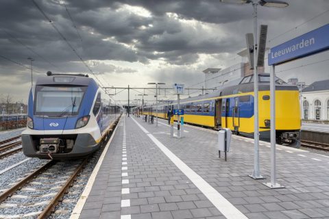 Een NS-Sprinter en een NS-intercity op station Leeuwarden, foto: NS