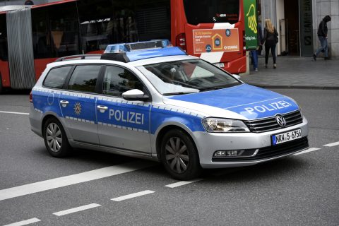 Een politieauto in het centrum van Aken in Duitsland, foto: ANP