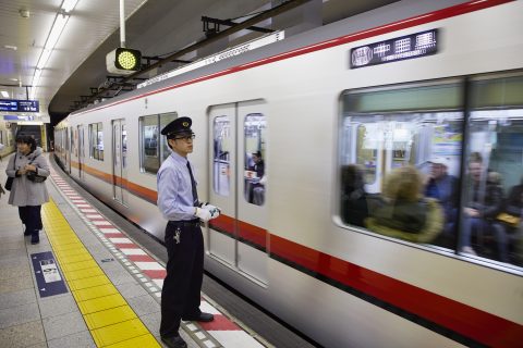 Een trein op een station in Tokio, foto: ANP