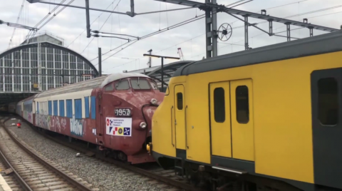 Trans Europ Express rijdt door Amsterdam Centraal