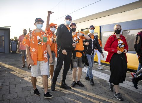 Bezoekers van de Grand Prix komen aan op treinstation Zandvoort. Foto: ANP