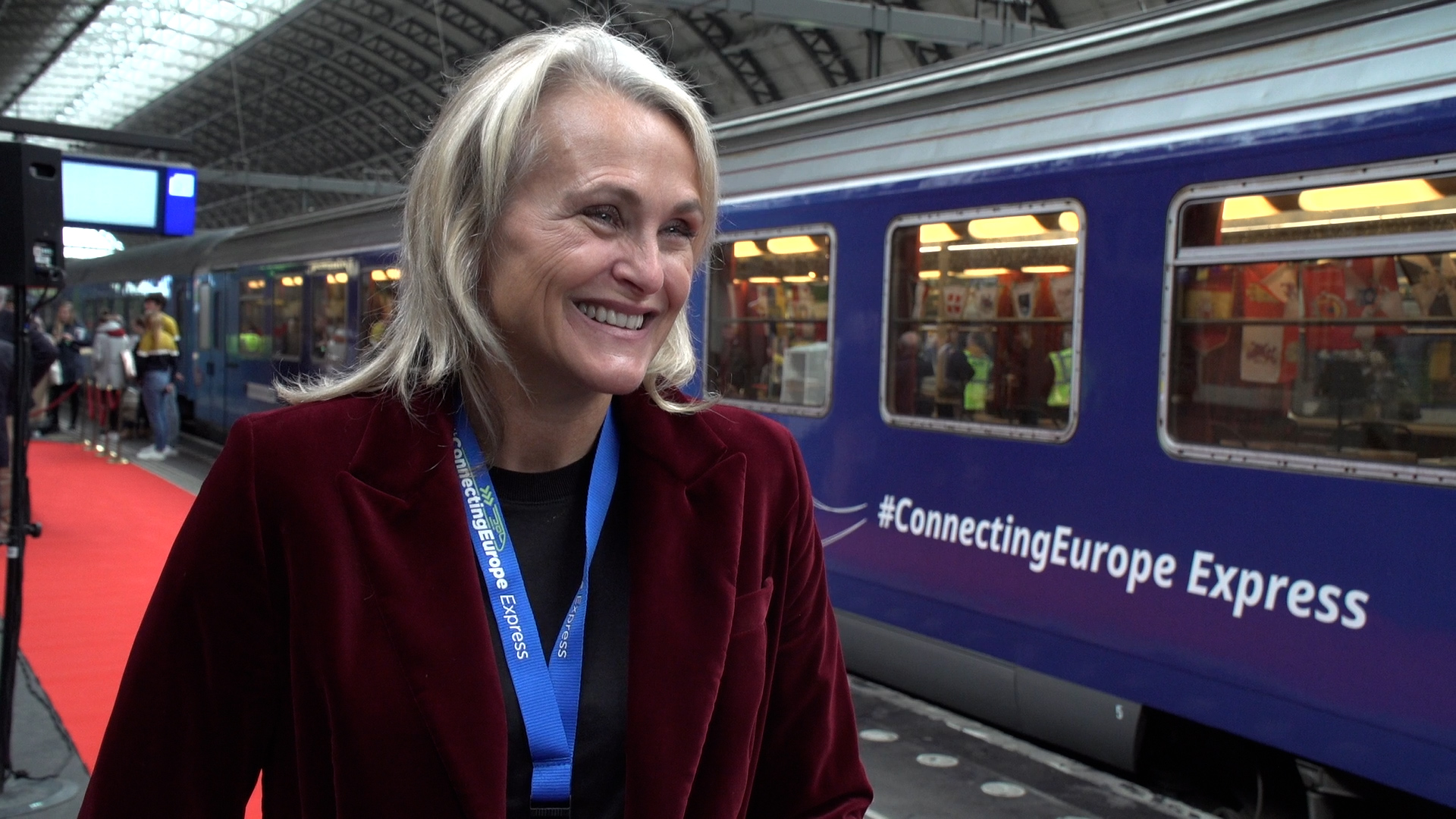 NS-directeur Marjan Rintel bij de aankomst van de Trans Europe Express