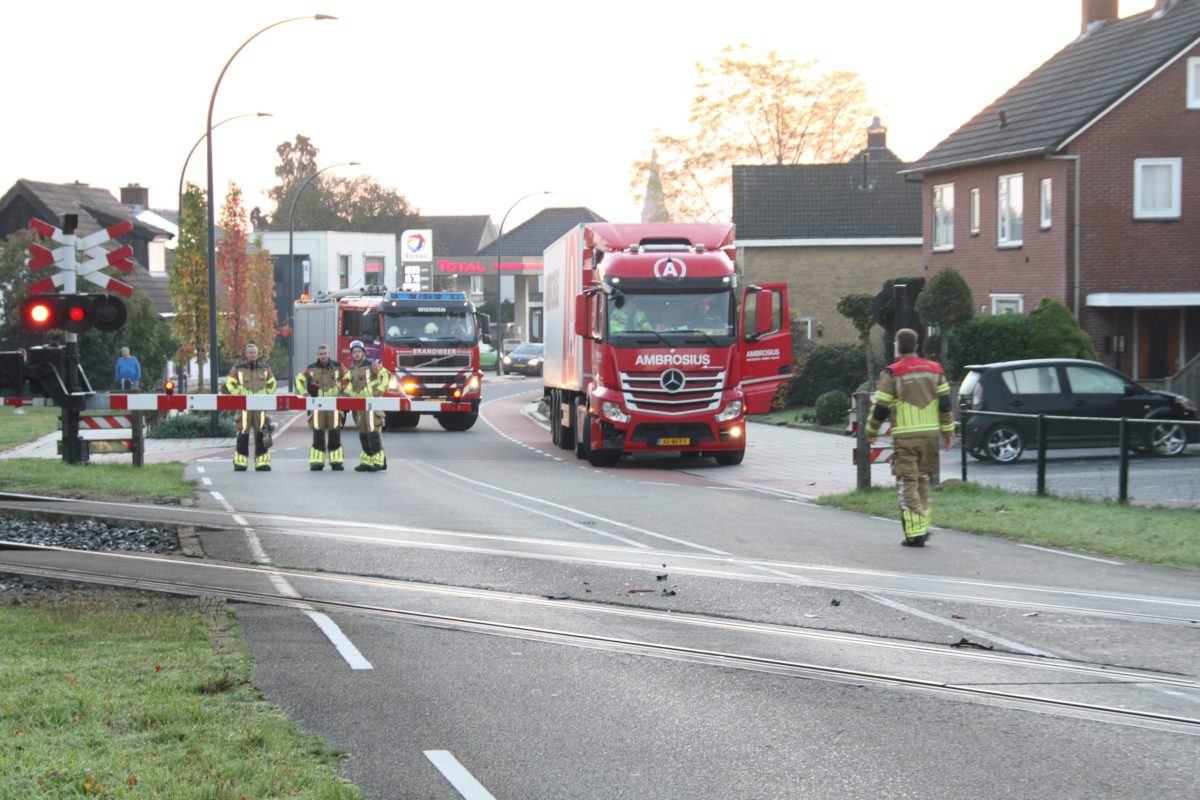 Vrachtwagen botst op trein op overweg in Wierden