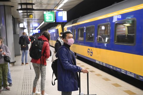 Reizigers op station Schiphol, foto: ANP