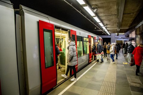 Reizigers stappen in een metro van de RET in Rotterdam, foto: ANP