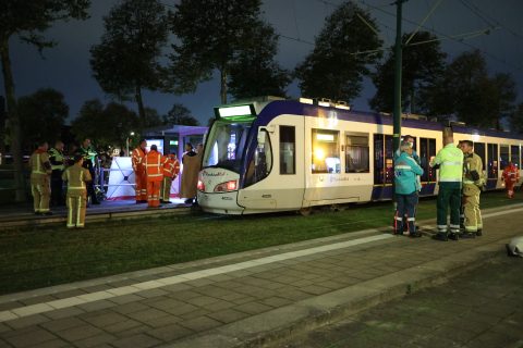 Op de Anthony Fokkersingel in Den Haag is een persoon overleden na een aanrijding met een tram, foto: ANP