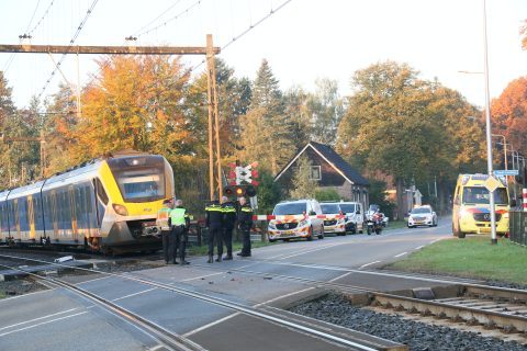 Trein en vrachtwagen botsen bij spoorovergang, Nijverdalsestraat in Wierden, foto: ANP