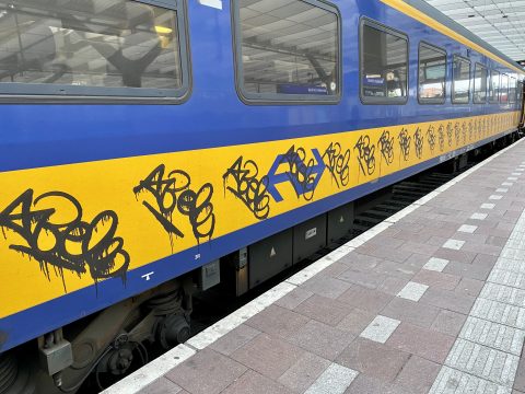 Een NS-trein beklad met graffiti