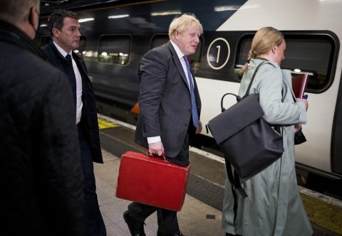 Boris Johnson komt op Euston station aan om de trein naar Glasgow te nemen, foto: ANP