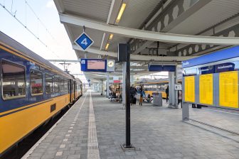 Een NS-trein op het station in Zwolle