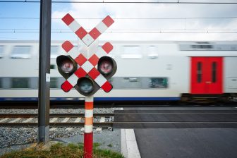 Een NMBS-trein passeert een overweg in België, foto: Infrabel