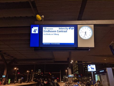 Een reisinformatiebord met de afteller op het perron van Rotterdam Centraal