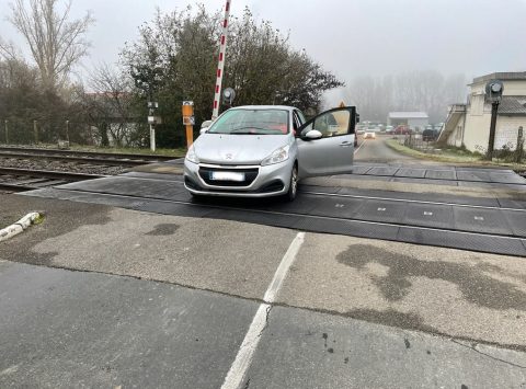 Auto op een spoorwegovergang in Lot et Garonne, Frankrijk