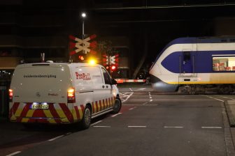 Scooter aangereden door trein, Noorderweg in Hilversum