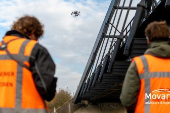 Inspecteurs Movares bij drone en spoorbrug