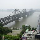 De Broken Bridge naast de Friendship Bridge die China en Noord-Korea verbindt, foto: ANP