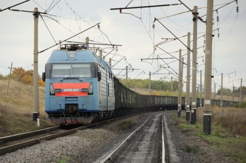 Een 2EL5 locomotief van de Oekraïense spoorwegen