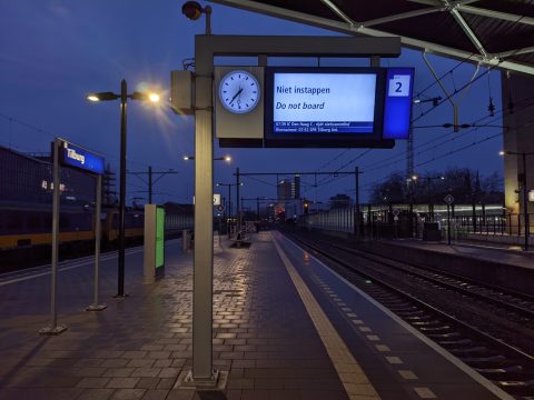 Treinverkeer valt uit door storm, station Tilburg