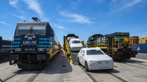Volvo-auto's en Lineas-goederentreinen