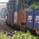 Een goederentrein van vervoerder LTE met een containertrein afkomstig uit China passeert over de spoorlijn Deventer, foto: ANP