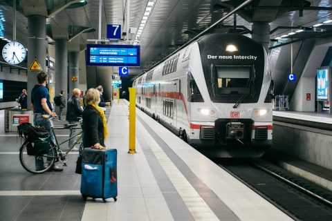 Reizigers op centraal station van Berlijn