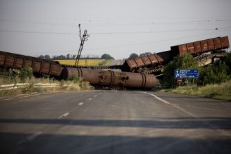 Een opgeblazen spoorbrug tussen Charkov en Donetsk in Oekraïne, bron: ANP