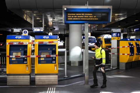 Reisinformatie op station Den Haag Centraal tijdens een verstoring van het treinverkeer, foto: ANP
