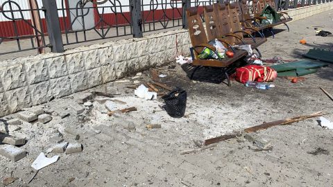 De persoonlijke bezittingen van slachtoffers en schade op het perron na een raketinval op het treinstation van Kramatorsk, foto: ANP