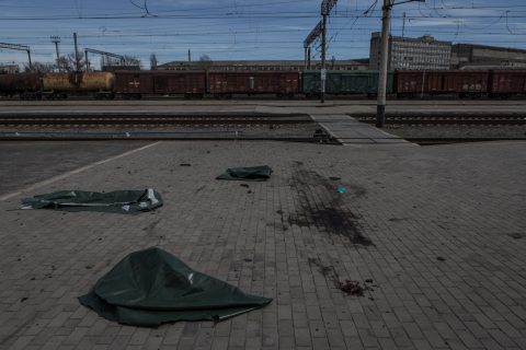 Schade na een raketaanval op het treinstation in Kramatorsk in Oekraïne, foto: ANP