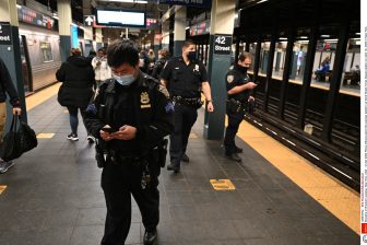 Politieagenten lopen rond bij een metrohalte in New York na een schietpartij, foto: ANP