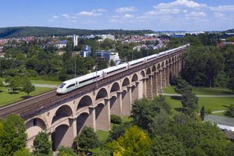 Een ICE 4-hogesnelheidstrein rijdt over het spoorviaduct Bietigheimer