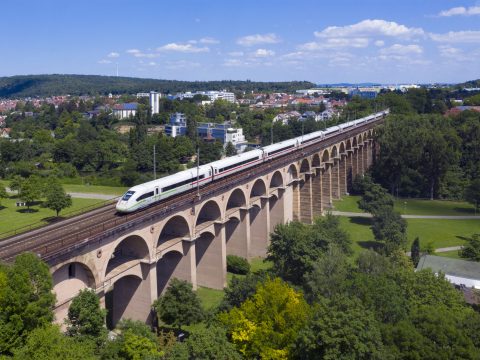 Een ICE 4-hogesnelheidstrein rijdt over het spoorviaduct Bietigheimer