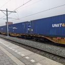 Een goederentrein met containers in Tilburg